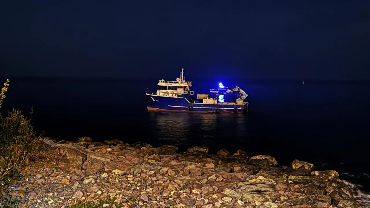 Rize'de balıkçı teknesi karaya oturdu