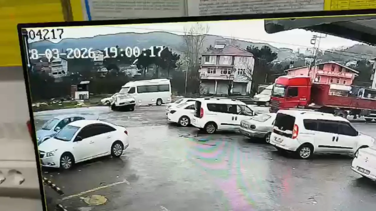 Servis minibüsü ile otomobil çarpıştı: 7 yaralı