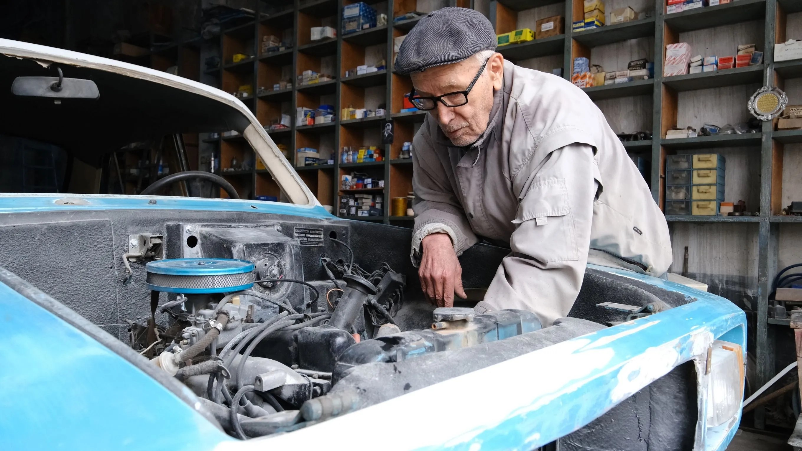 90 yaşındaki Anadol ustası, araçları yeniden trafiğe çıkarıyor