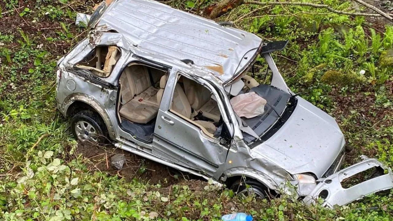 Uçuruma yuvarlanan aracın sürücüsü ile onu kurtarırken fenalaşan görevli, hastaneye kaldırıldı