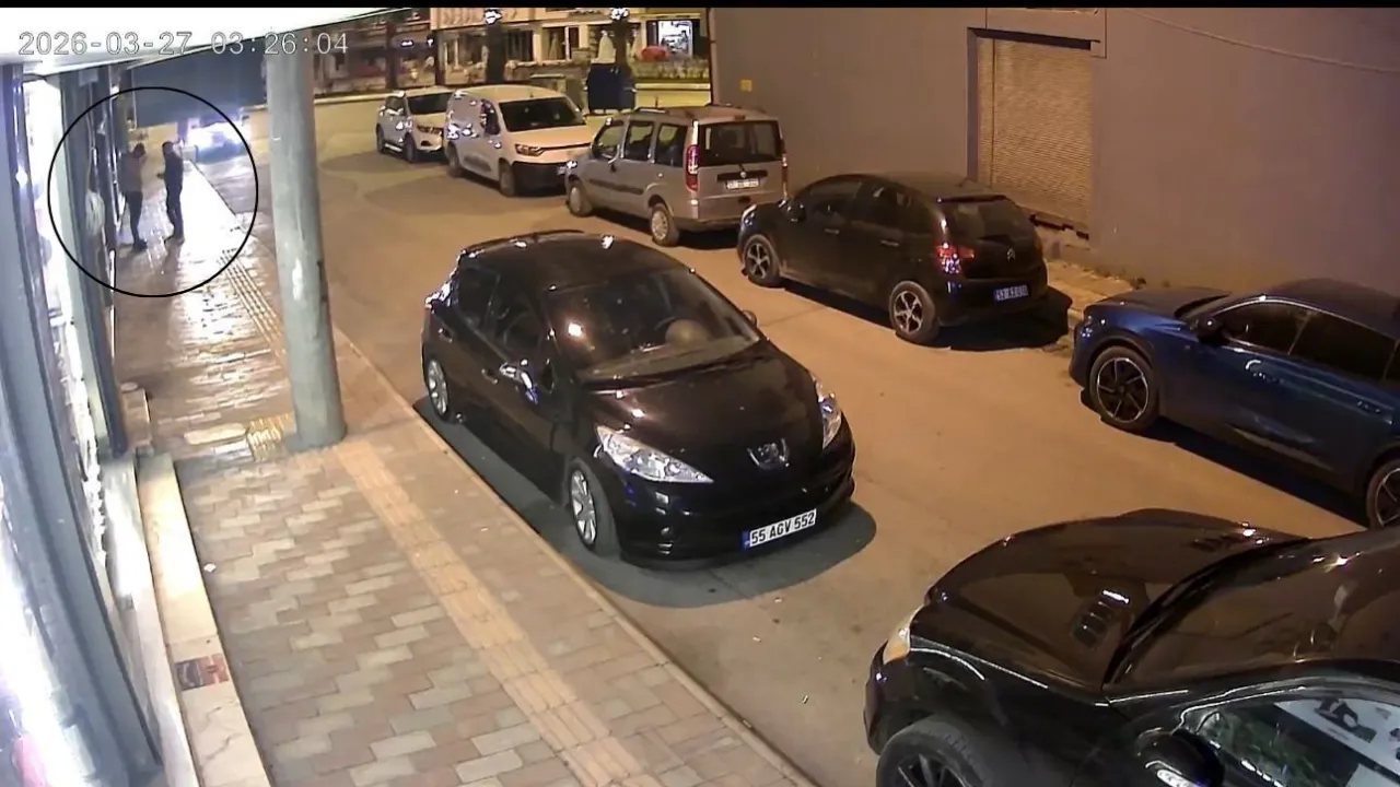 Kendisini darbeden kişiyi tabancayla vurup ağır yaraladı; olay kamerada