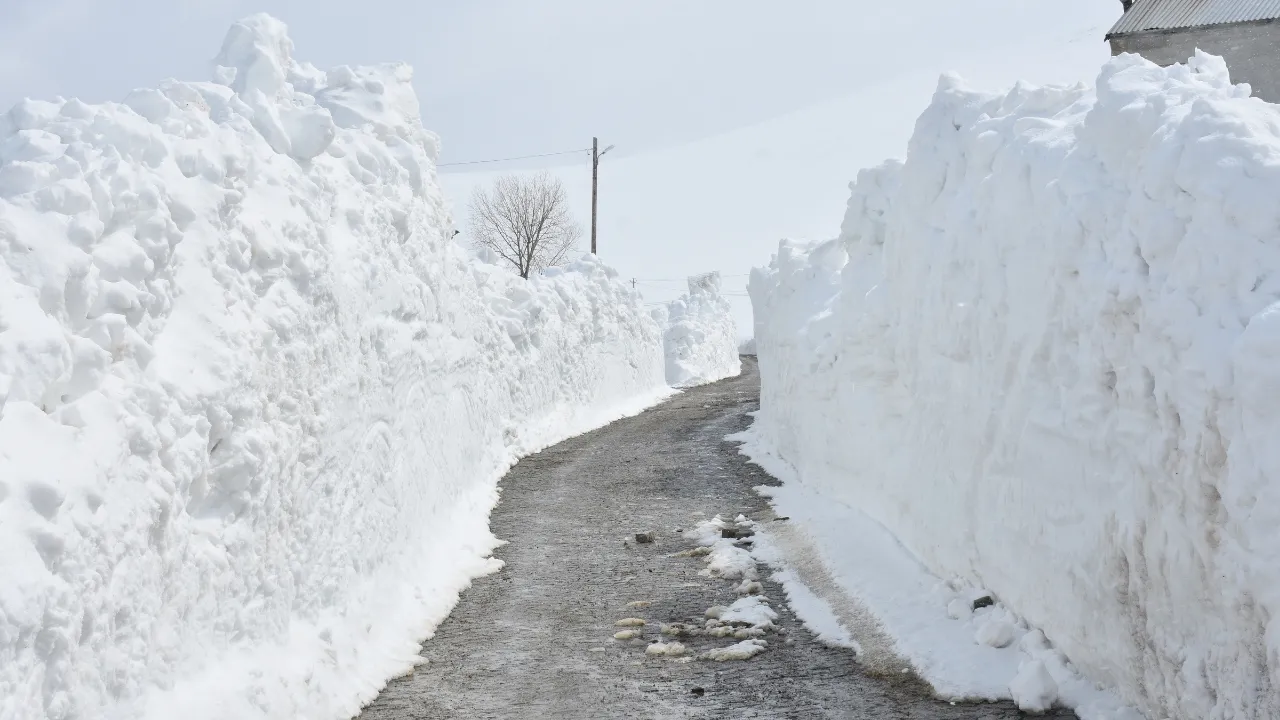 Gümüşhane'de nisanda karla mücadele sürüyor