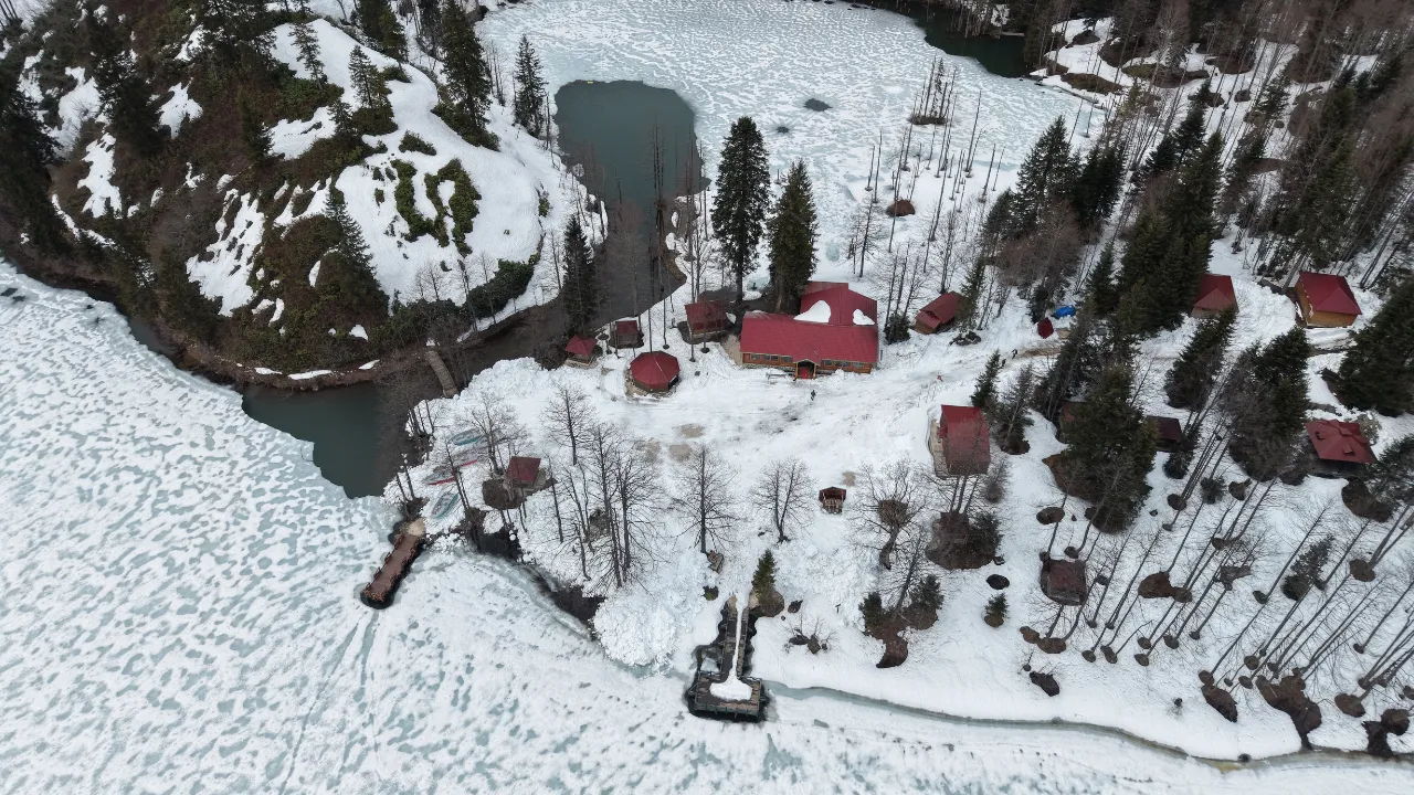 Borçka Karagöl Tabiat Parkı ziyaretçilerini ağırlamaya başladı