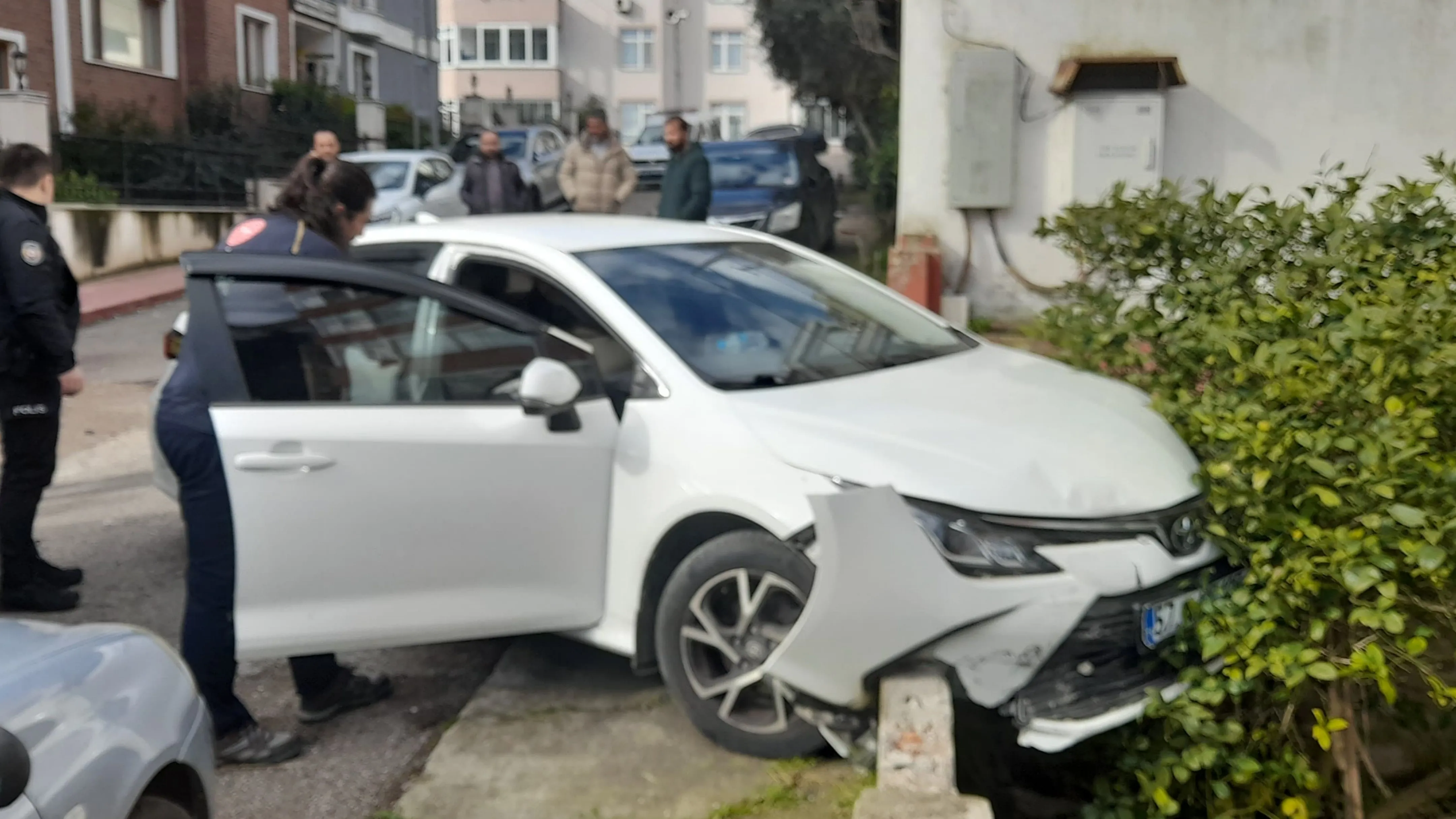 Sinop'ta otomobil park halindeki 4 araca çarptı