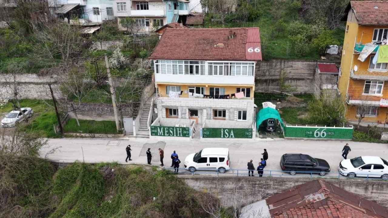 ‘Ben Mesih'im’ deyip, evinin çatısına ve çitlerine yazılar yazdı