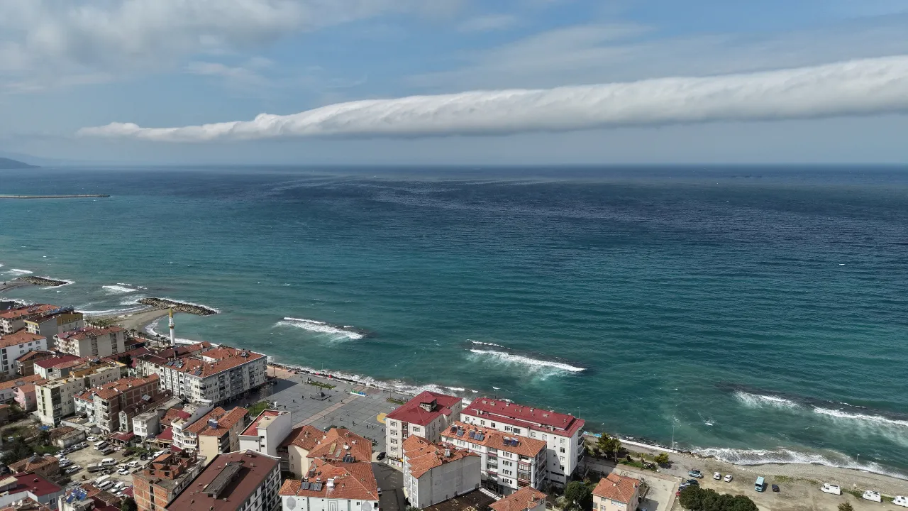 Karadeniz'de nadir görülen rulo bulut oluştu