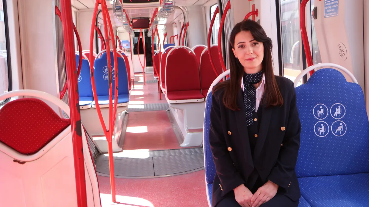 Diş teknikerliğini bıraktı, hayallerinin peşinden gidip vatman oldu