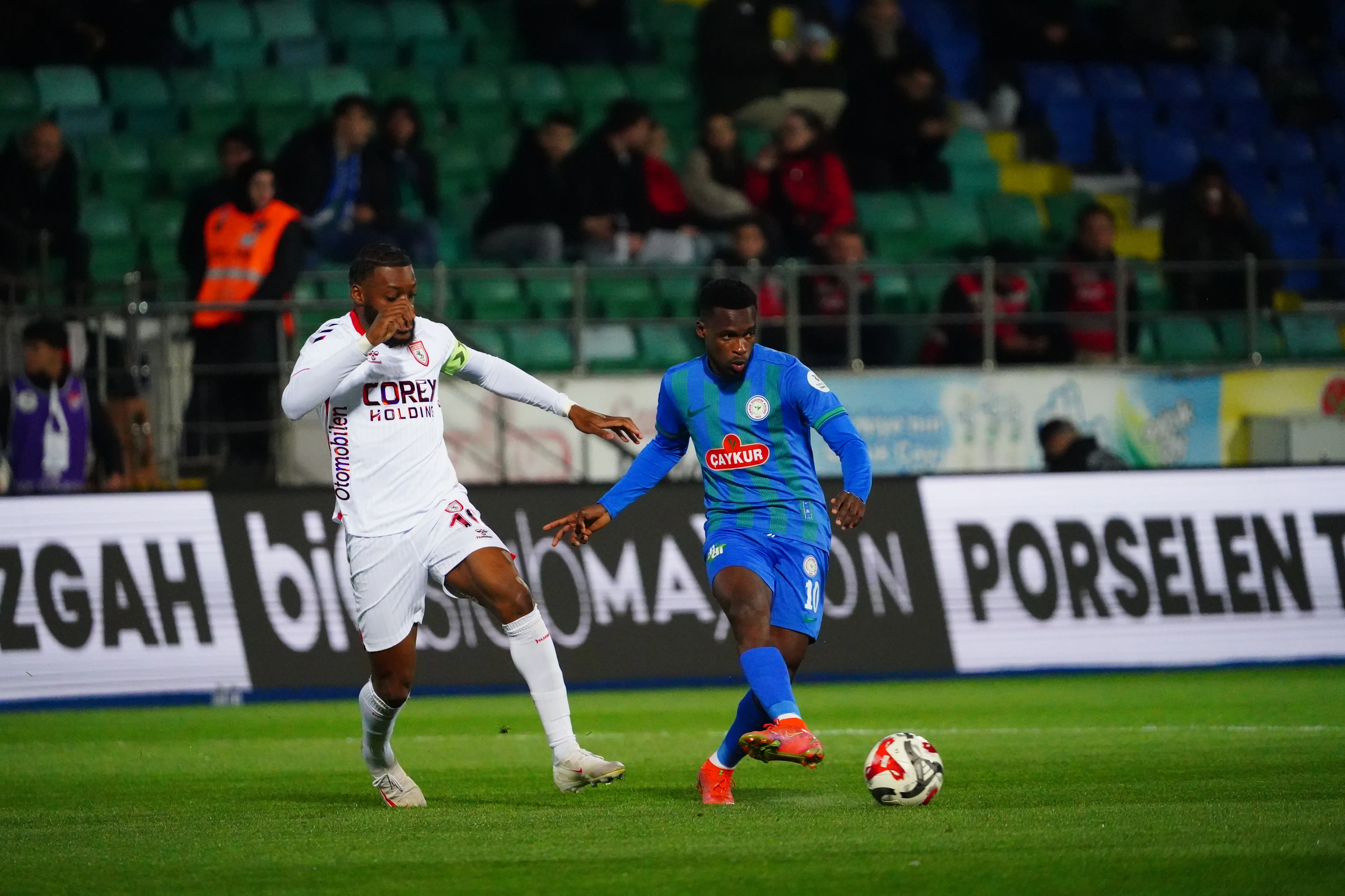 Derbide İlk Yarı Sonucu: Rizespor Soyunma Odasına 3-0 Önde Girdi