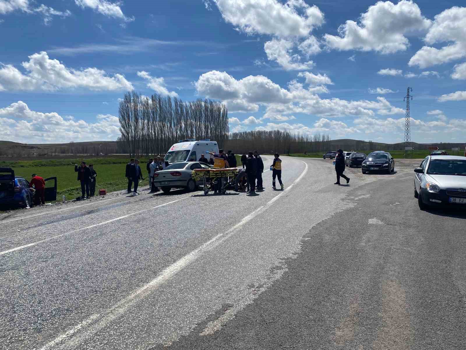 Otomobiller çarpıştı 4 kişi yaralandı