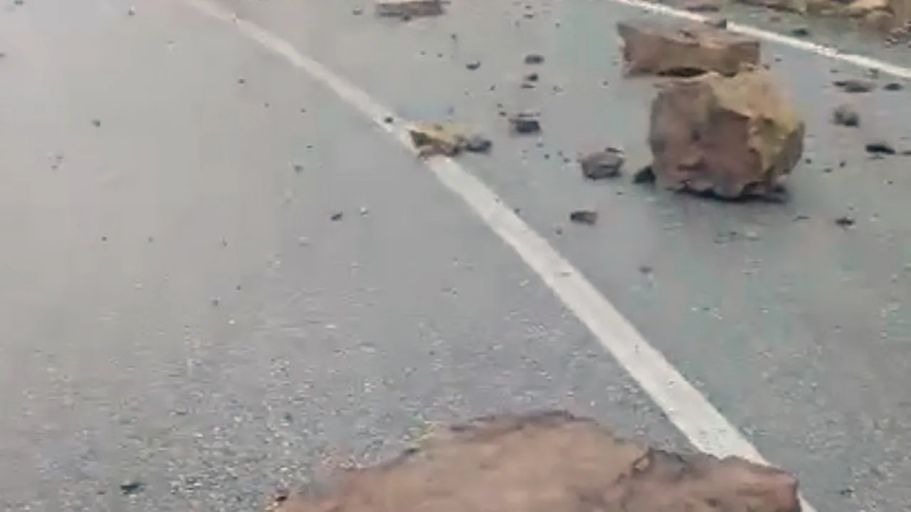 Tokat’ta yağış sonrası kaya parçaları yola yuvarlandı