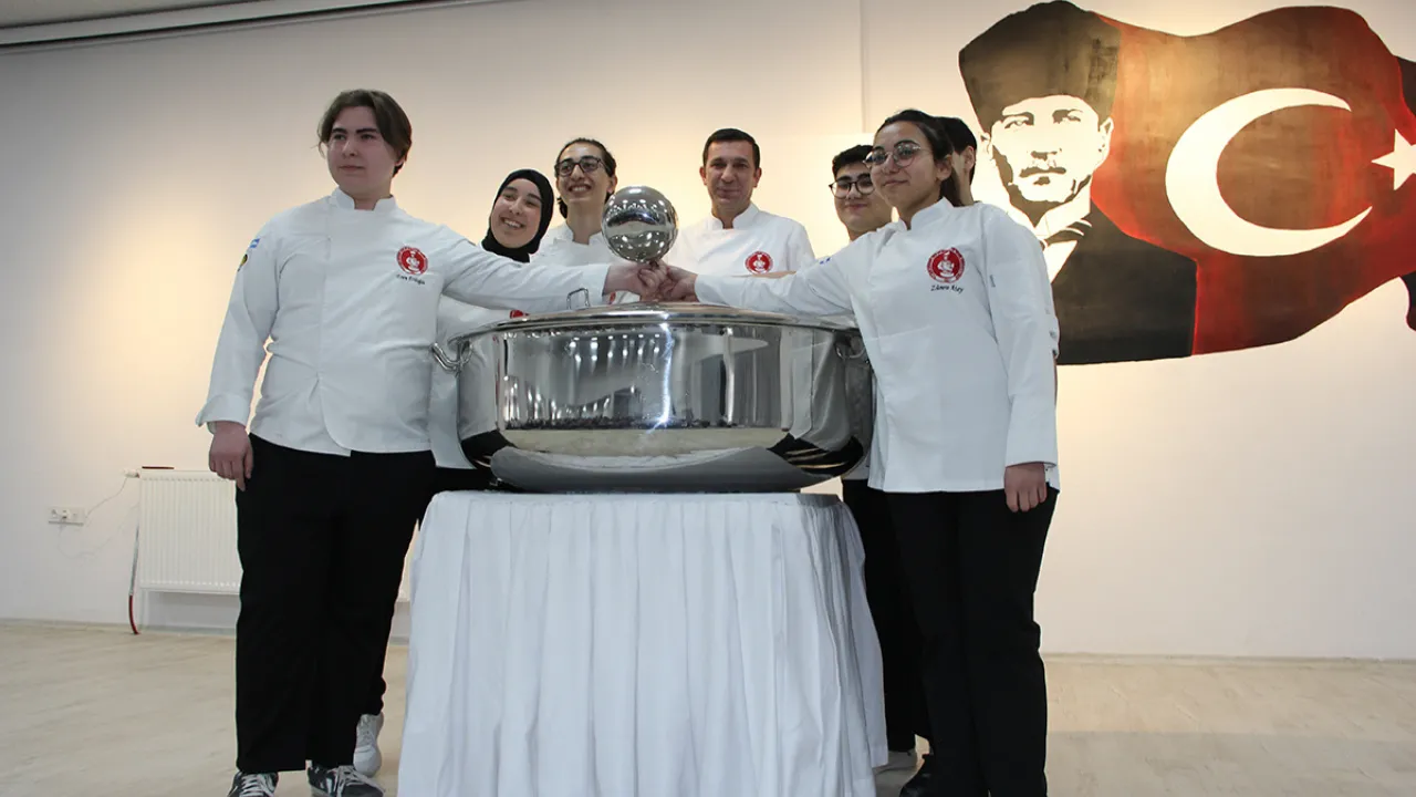 Mezun olan aşçılık öğrencileri, kepçelerini alt sınıftakilere teslim etti