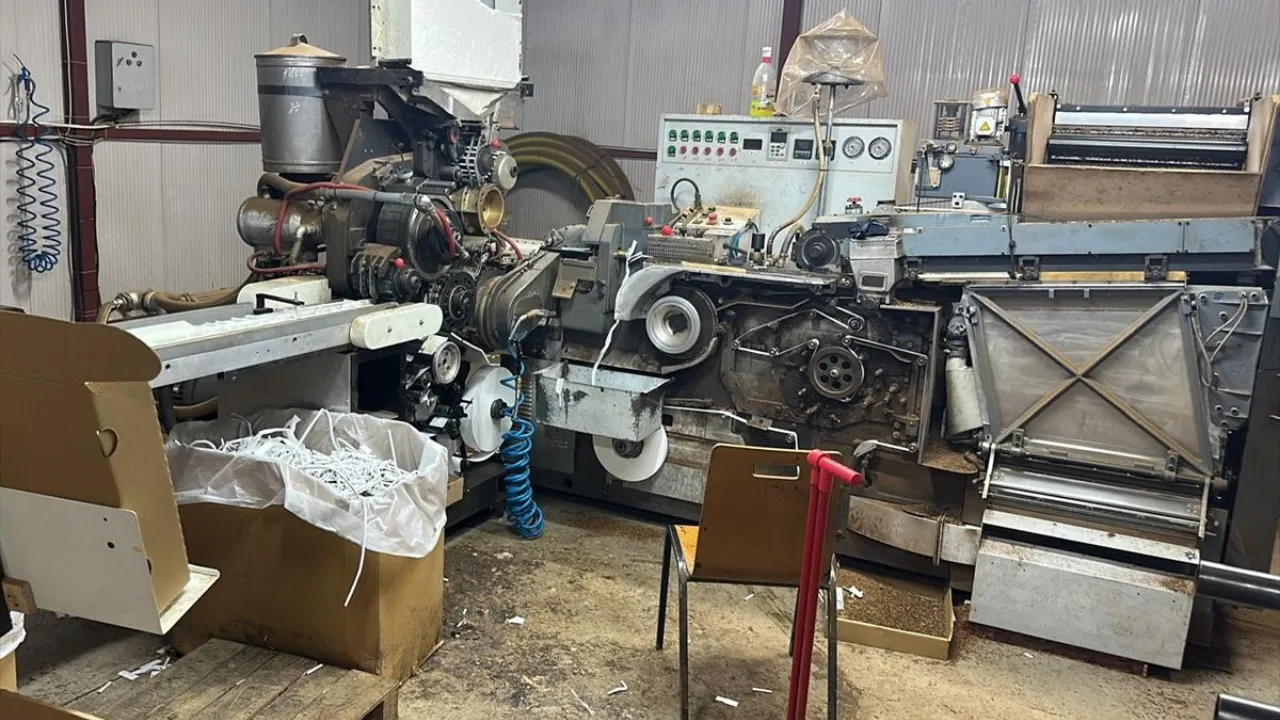 Adana'da geri dönüşüm tesisi içinde kaçak sigara üretiliyor