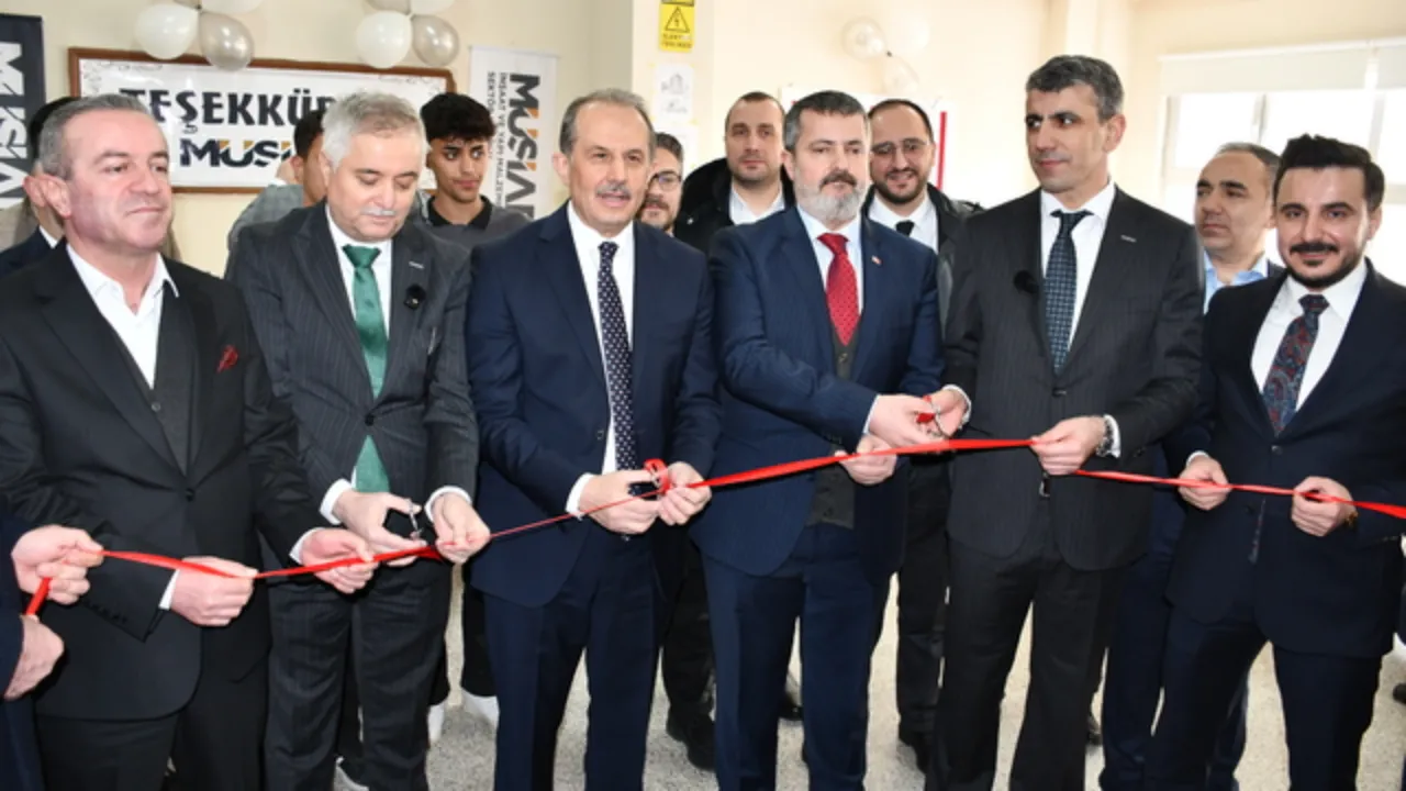 MÜSİAD Hakkari'de iki bilgisayar atölyesi kurdu