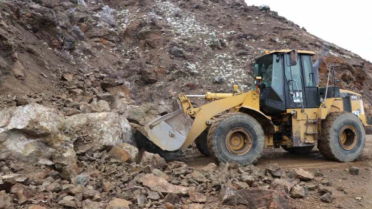 Erzurum'da heyelan yolu kapattı