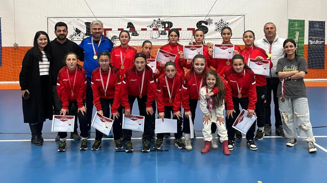 Hasan Sağır İmam Hatip Ortaokulu Kız Futsal Takımı Gol Yemeden Şampiyon Oldu