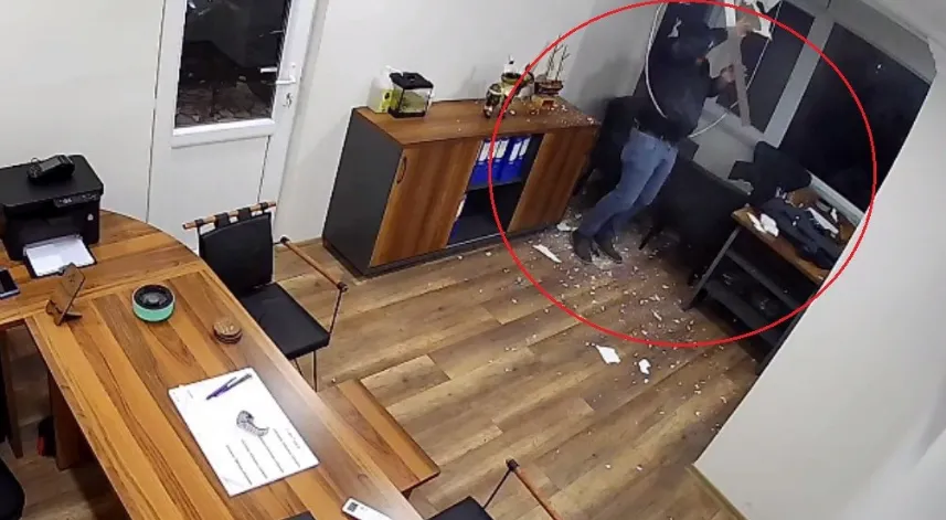 Tavana bastı, ofise düştü: Yara almadan kurtuldu